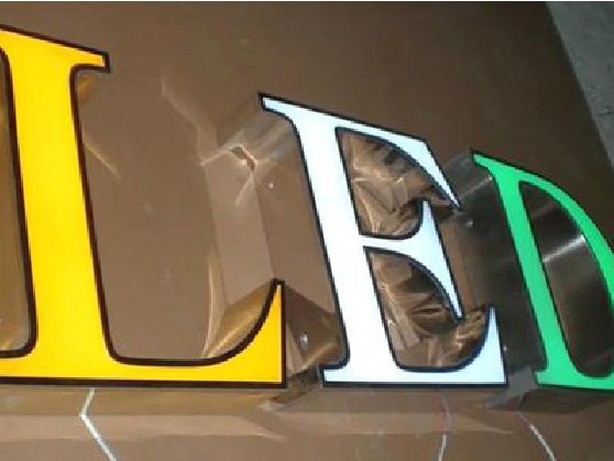 德格介绍LED招牌的基础知识。